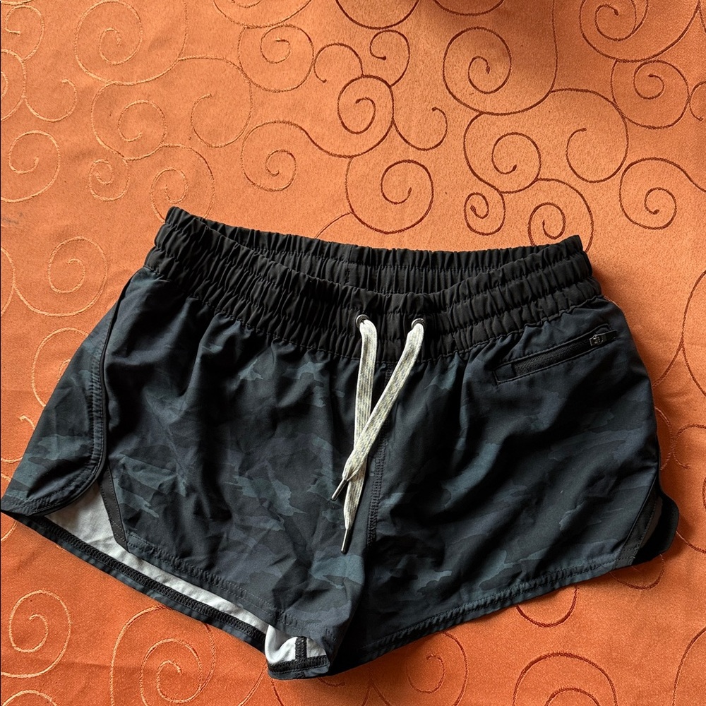 NWOT Vuori Clementine 2.5” Black Camo Women's Athletic Shorts